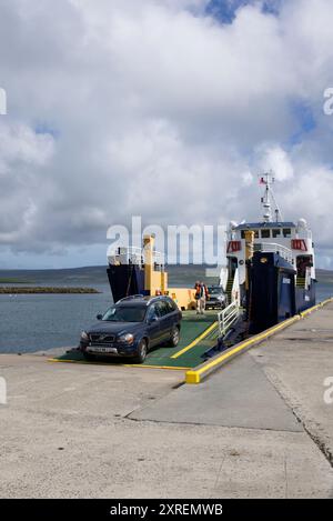 Voitures débarquant Rousay ferry à Tingwall, îles Orcades Banque D'Images