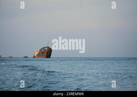 Vue lointaine de MV Turgut Usta Shipwreck avec bateaux de tourisme, mer Noire, près de Sulina, Roumanie Banque D'Images