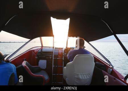 Promenade en bateau au coucher du soleil près de Sulina sur la mer Noire, Roumanie Banque D'Images