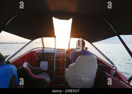 Promenade en bateau au coucher du soleil près de Sulina sur la mer Noire, Roumanie Banque D'Images