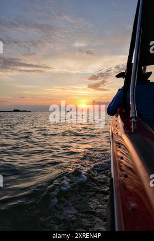 Voyage en bateau au coucher du soleil près de Sulina sur la mer Noire, Roumanie Banque D'Images