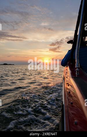 Voyage en bateau au coucher du soleil près de Sulina sur la mer Noire, Roumanie Banque D'Images