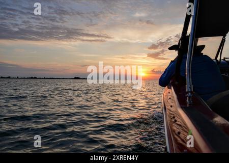 Voyage en bateau au coucher du soleil près de Sulina sur la mer Noire, Roumanie Banque D'Images