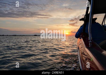 Voyage en bateau au coucher du soleil près de Sulina sur la mer Noire, Roumanie Banque D'Images