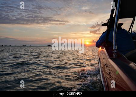 Voyage en bateau au coucher du soleil près de Sulina sur la mer Noire, Roumanie Banque D'Images