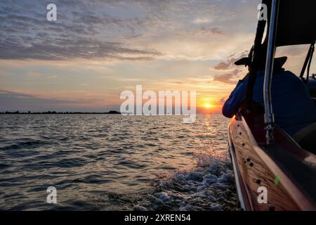Voyage en bateau au coucher du soleil près de Sulina sur la mer Noire, Roumanie Banque D'Images