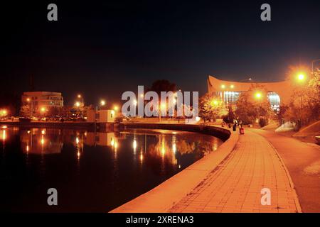 Promenade nocturne Riverside à Tulcea, Roumanie avec réflexions sur l'eau Banque D'Images