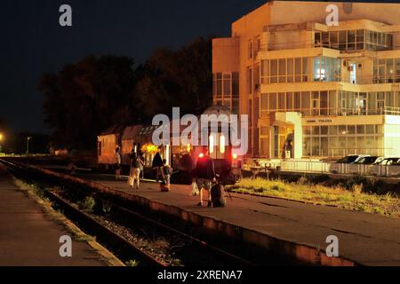 Scène de nuit à la gare de Tulcea, Roumanie avec embarquement des passagers Banque D'Images