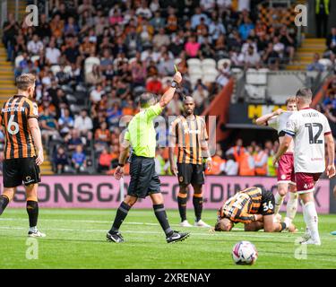 HHULL, Royaume-Uni. 10 août 2024. Championnat EFL : Hull City AFC v Bristol City. Jason Knight de Bristol City reçoit un carton jaune de l'arbitre Mr K Stroud, pour une faute sur Will Jarvis de Hull City. Crédit Paul Whitehurst/PBW Media/Alamy Live News Banque D'Images