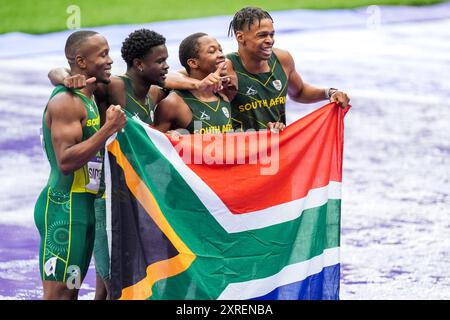 Paris, France. 09 août 2024. PARIS, FRANCE - 9 AOÛT : Bayanda Walaza d'Afrique du Sud, Shaun Maswanganyi d'Afrique du Sud, Bradley Nkoana d'Afrique du Sud et Akani Simbine d'Afrique du Sud célébrant avec drapeau après avoir participé à la finale du 4x100m masculin lors du jour 14 d'Athlétisme - Jeux Olympiques Paris 2024 au stade de France le 9 août 2024 à Paris, France. (Photo de Joris Verwijst/Agence BSR) crédit : Agence BSR/Alamy Live News Banque D'Images