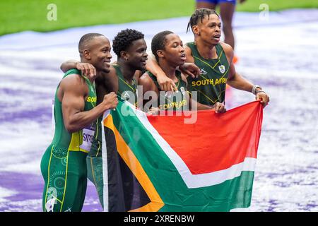 Paris, France. 09 août 2024. PARIS, FRANCE - 9 AOÛT : Bayanda Walaza d'Afrique du Sud, Shaun Maswanganyi d'Afrique du Sud, Bradley Nkoana d'Afrique du Sud et Akani Simbine d'Afrique du Sud célébrant avec drapeau après avoir participé à la finale du 4x100m masculin lors du jour 14 d'Athlétisme - Jeux Olympiques Paris 2024 au stade de France le 9 août 2024 à Paris, France. (Photo de Joris Verwijst/Agence BSR) crédit : Agence BSR/Alamy Live News Banque D'Images