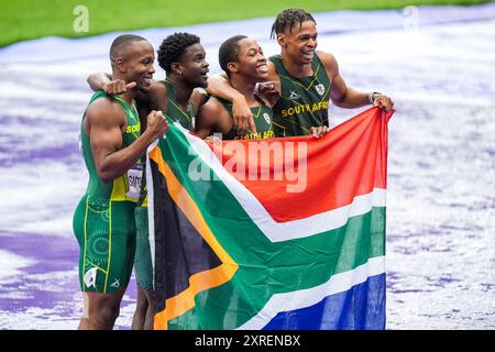 Paris, France. 09 août 2024. PARIS, FRANCE - 9 AOÛT : Bayanda Walaza d'Afrique du Sud, Shaun Maswanganyi d'Afrique du Sud, Bradley Nkoana d'Afrique du Sud et Akani Simbine d'Afrique du Sud célébrant avec drapeau après avoir participé à la finale du 4x100m masculin lors du jour 14 d'Athlétisme - Jeux Olympiques Paris 2024 au stade de France le 9 août 2024 à Paris, France. (Photo de Joris Verwijst/Agence BSR) crédit : Agence BSR/Alamy Live News Banque D'Images