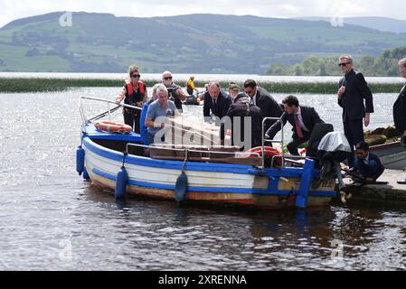 Le cercueil de l'écrivaine irlandaise Edna O'Brien voyage en bateau à travers le Lough Derg de Mountshannon à Holy Island dans le comté de Clare avant son enterrement. Date de la photo : samedi 10 août 2024. Banque D'Images