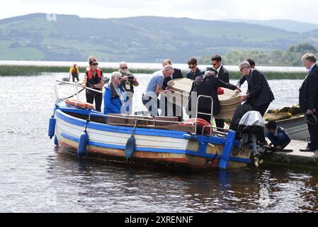 Le cercueil de l'écrivaine irlandaise Edna O'Brien voyage en bateau à travers le Lough Derg de Mountshannon à Holy Island dans le comté de Clare avant son enterrement. Date de la photo : samedi 10 août 2024. Banque D'Images