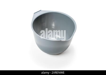 Tasse en plastique de mesure isolée sur fond blanc. Tasse à mesurer de cuisine gris. Banque D'Images