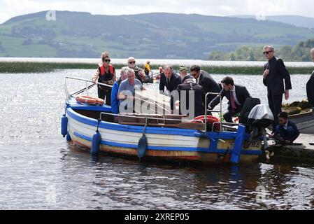 Le cercueil de l'écrivaine irlandaise Edna O'Brien voyage en bateau à travers le Lough Derg de Mountshannon à Holy Island dans le comté de Clare avant son enterrement. Date de la photo : samedi 10 août 2024. Banque D'Images