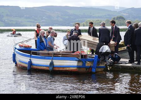 Le cercueil de l'écrivaine irlandaise Edna O'Brien voyage en bateau à travers le Lough Derg de Mountshannon à Holy Island dans le comté de Clare avant son enterrement. Date de la photo : samedi 10 août 2024. Banque D'Images