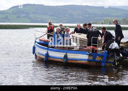 Le cercueil de l'écrivaine irlandaise Edna O'Brien voyage en bateau à travers le Lough Derg de Mountshannon à Holy Island dans le comté de Clare avant son enterrement. Date de la photo : samedi 10 août 2024. Banque D'Images