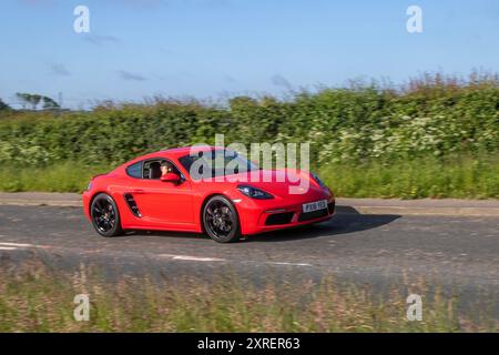 2018 Rouge Porsche 718 Cayman S-A T 300 PDK Auto Start/Stop car Coupe essence 1988cc Banque D'Images