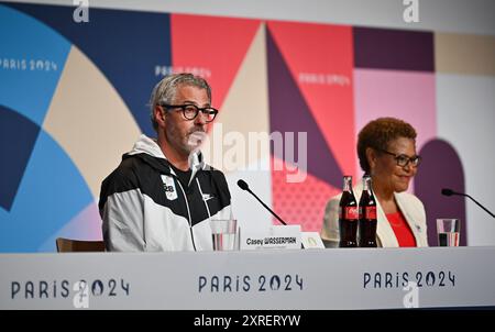 Paris, France. 10 août 2024. Casey Wasserman (G), Président et Président du LA28, prend la parole lors d’une conférence de presse aux Jeux Olympiques de Paris 2024 à Paris, France, le 10 août 2024. Crédit : Wu Huiwo/Xinhua/Alamy Live News Banque D'Images
