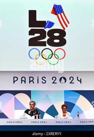 Paris, France. 10 août 2024. Casey Wasserman (G), présidente et présidente du LA28, et Karen Bass, maire de Los Angeles, assistent à une conférence de presse aux Jeux Olympiques de Paris 2024 à Paris, France, le 10 août 2024. Crédit : Wu Huiwo/Xinhua/Alamy Live News Banque D'Images