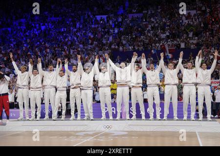 Paris, France. 10 août 2024. Médaillés d'or les joueurs français célèbrent sur le podium lors de la cérémonie de remise des médailles d'or de volleyball masculin entre la France et la Pologne lors des Jeux Olympiques de Paris 2024, au South Paris Arena 1 à Paris, France, le 10 août 2024. Photo de Nicolas Gouhier/ABACAPRESS. COM Credit : Abaca Press/Alamy Live News Banque D'Images