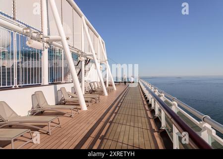 Deux femmes marchant sur le pont d'un paquebot de croisière Banque D'Images