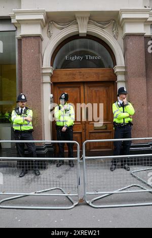 Londres, Royaume-Uni, le 10 août 2024.les policiers montent la garde devant le QG du Parti réformiste avant un rassemblement Stop the Extreme Right. Crédit : James Willoughby/Alamy Live News Banque D'Images