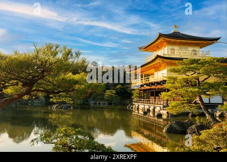 Le pavillon d'or Kinkakuji ( ) à Kyoto - Japon Banque D'Images