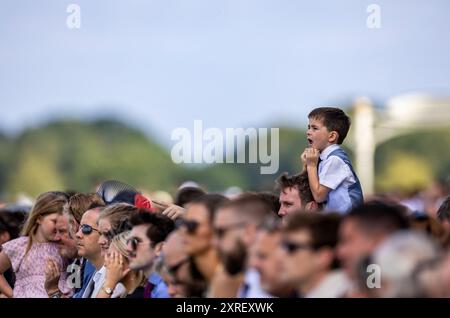 Spectateurs regardant le Dubai Duty Free Shergar Cup Challenge à l'hippodrome d'Ascot. Date de la photo : samedi 10 août 2024. Banque D'Images