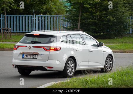 OSTRAVA, RÉPUBLIQUE TCHÈQUE - 14 SEPTEMBRE 2023 : Renault Megane Grandtour 4ème génération blanche break (série BFB), vue arrière avec feux stop allumés Banque D'Images