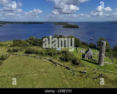 Les funérailles de l'écrivain irlandaise Edna O'Brien ont lieu sur Holy Island dans le comté de Clare. O'Brien, romancier, auteur de nouvelles, mémo-iriste, poète et dramaturge, décédé à l'âge de 93 ans le mois dernier après une longue maladie. Date de la photo : samedi 10 août 2024. Banque D'Images