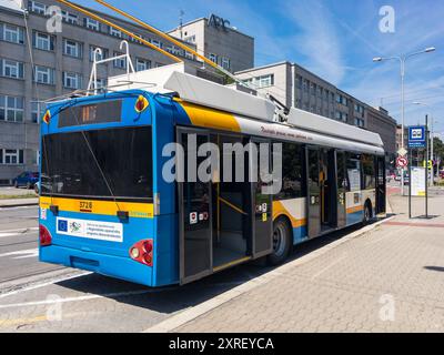 OSTRAVA, RÉPUBLIQUE TCHÈQUE - 19 JUIN 2024 : Solaris Trollino 12 AC trolleybus première génération de la compagnie de transport DPO à Ostrava Banque D'Images