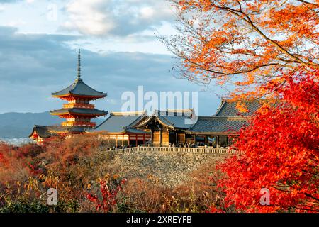 Lever de soleil au-dessus de la pagode Sanjunoto et du temple Kiyomizu-dera en automne, Kyoto, Japon Banque D'Images