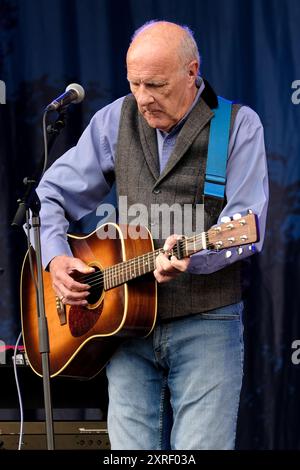 Williamscot, Royaume-Uni. 10 août 2024. Comédien anglais, chanteur folk et guitariste, Richard Digance se produit sur scène à la Cropedy Convention de Fairport. Richard Digance est un ancien membre du groupe folk britannique poissons, et a soutenu Jethro Tull, Steeleye Span, Tom Jones, Elkie Brooks, Supertramp et Joan Armatrading. Il a travaillé pour BBC Radio présentant son émission 'A Digence indulgence' qui a duré 7 ans crédit : SOPA images Limited/Alamy Live News Banque D'Images