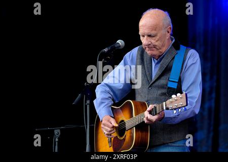 Williamscot, Royaume-Uni. 10 août 2024. Comédien anglais, chanteur folk et guitariste, Richard Digance se produit sur scène à la Cropedy Convention de Fairport. Richard Digance est un ancien membre du groupe folk britannique poissons, et a soutenu Jethro Tull, Steeleye Span, Tom Jones, Elkie Brooks, Supertramp et Joan Armatrading. Il a travaillé pour BBC Radio présentant son émission 'A Digence indulgence' qui a duré 7 ans crédit : SOPA images Limited/Alamy Live News Banque D'Images