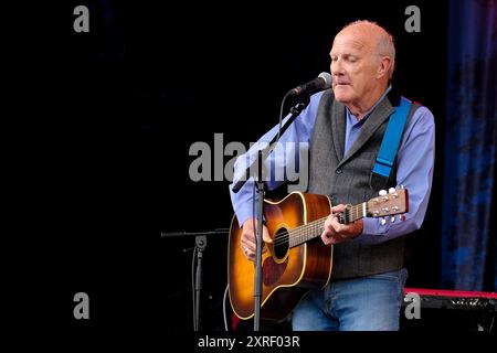 Williamscot, Royaume-Uni. 10 août 2024. Comédien anglais, chanteur folk et guitariste, Richard Digance se produit sur scène à la Cropedy Convention de Fairport. Richard Digance est un ancien membre du groupe folk britannique poissons, et a soutenu Jethro Tull, Steeleye Span, Tom Jones, Elkie Brooks, Supertramp et Joan Armatrading. Il a travaillé pour BBC Radio présentant son émission 'A Digence indulgence' qui a duré 7 ans crédit : SOPA images Limited/Alamy Live News Banque D'Images