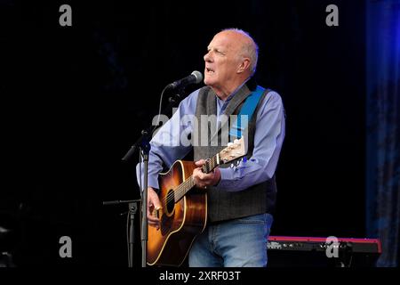 Williamscot, Royaume-Uni. 10 août 2024. Comédien anglais, chanteur folk et guitariste, Richard Digance se produit sur scène à la Cropedy Convention de Fairport. Richard Digance est un ancien membre du groupe folk britannique poissons, et a soutenu Jethro Tull, Steeleye Span, Tom Jones, Elkie Brooks, Supertramp et Joan Armatrading. Il a travaillé pour BBC Radio présentant son émission 'A Digence indulgence' qui a duré 7 ans crédit : SOPA images Limited/Alamy Live News Banque D'Images