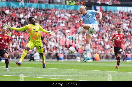 Erling Haaland de Manchester City tente un tir au but lors du FA Community Shield match au stade de Wembley à Londres. Date de la photo : samedi 10 août 2024. Banque D'Images