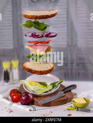 Photographie conceptuelle d'un sandwich au jambon déconstruit Banque D'Images