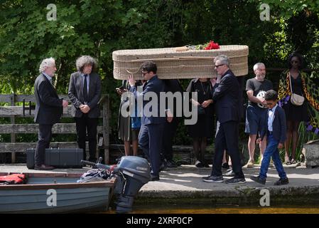 L'acteur Stephen Rea regarde le cercueil de l'écrivain irlandaise Edna O'Brien est amené à la cale pour être mis sur un bateau pour voyager à travers le Lough Derg de Mountshannon à Holy Island dans le comté de Clare avant son enterrement. Date de la photo : samedi 10 août 2024. Banque D'Images