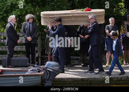 L'acteur Stephen Rea regarde le cercueil de l'écrivain irlandaise Edna O'Brien est amené à la cale pour être mis sur un bateau pour voyager à travers le Lough Derg de Mountshannon à Holy Island dans le comté de Clare avant son enterrement. Date de la photo : samedi 10 août 2024. Banque D'Images