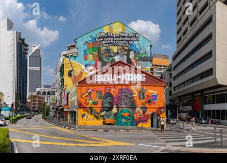 Une image d'une Godzilla x Kong colorée - la peinture murale du nouvel Empire conçue par Cloakwork Studio en 2024, dans le centre-ville de Kuala Lumpur. Sur le dessus il y a Anot Banque D'Images