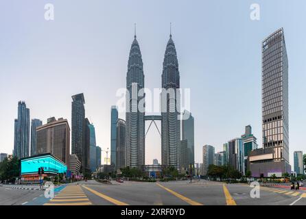 Une photo des tours jumelles Petronas à l'aube, vues de l'intersection Jalan Ampang. Banque D'Images