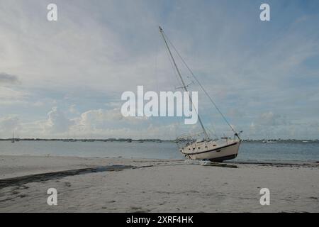 Voiliers de plage après une tempête à Gulfport Beach Floride. Des bateaux et des yachts ont débarqué de la baie de Boca Ciega après de forts vents. Soleil tôt le matin Banque D'Images