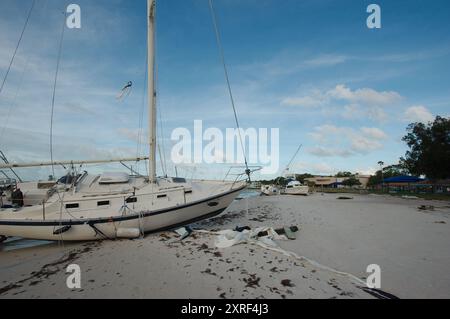 Voiliers de plage après une tempête à Gulfport Beach Floride. Des bateaux et des yachts ont débarqué de la baie de Boca Ciega après de forts vents. Soleil tôt le matin Banque D'Images