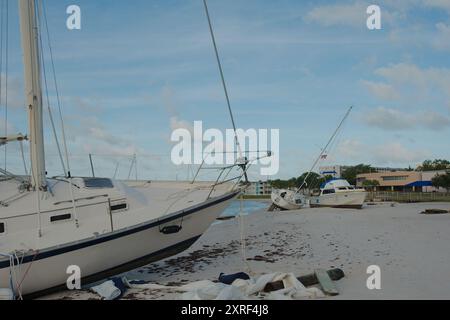 Voiliers de plage après une tempête à Gulfport Beach Floride. Des bateaux et des yachts ont débarqué de la baie de Boca Ciega après de forts vents. Soleil tôt le matin Banque D'Images