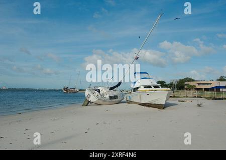 Voiliers de plage après une tempête à Gulfport Beach Floride. Des bateaux et des yachts ont débarqué de la baie de Boca Ciega après de forts vents. Soleil tôt le matin Banque D'Images