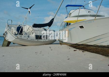 Voiliers de plage après une tempête à Gulfport Beach Floride. Des bateaux et des yachts ont débarqué de la baie de Boca Ciega après de forts vents. Soleil tôt le matin Banque D'Images