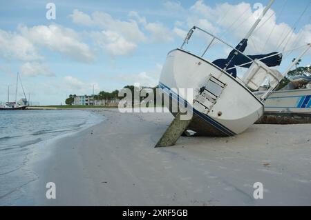 Voiliers de plage après une tempête à Gulfport Beach Floride. Des bateaux et des yachts ont débarqué de la baie de Boca Ciega après de forts vents. Soleil tôt le matin Banque D'Images